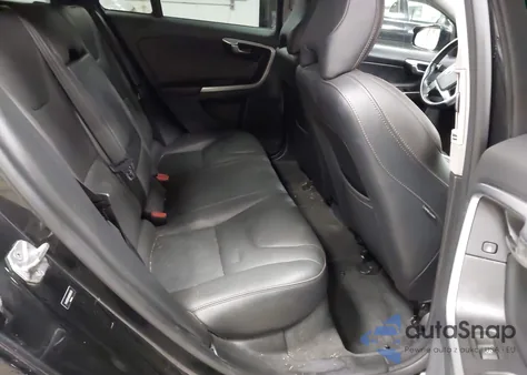 2016 Volvo V60 Cross Country T5 z USA, uszkodzony, nr VIN YV4612HK8G1003433